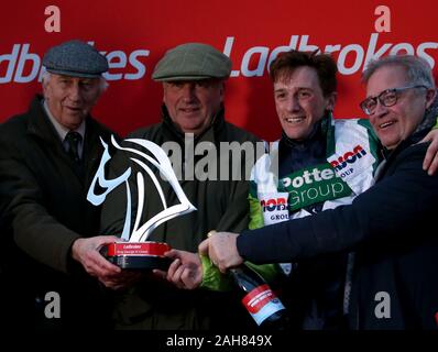 Jockey Sam Twiston-Davies mit Trainer Paul Nicholls nach Essen die Ladbrokes King George VI Chase bei Tag eines Der Winter Festival in Kempton Park Racecourse. Stockfoto