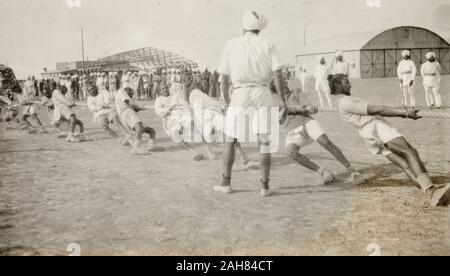 Irak, aus Pflicht Soldaten aus der Sikh Regiment nehmen Sie Teil in einem Tauziehen in einer Kaserne oder Army Camp, in Mesopotamien, 1922. 2001/243/1/1/2/243. Stockfoto