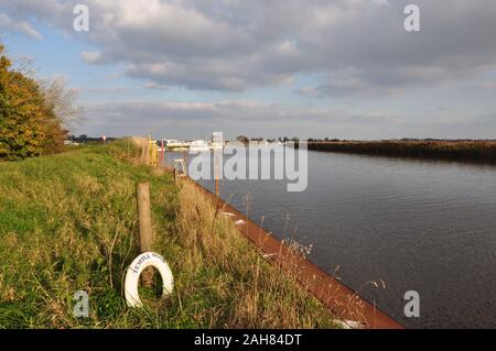 Der Fluss in der Nähe von Bure Acle, Norfolk Broads, England, UK. Stockfoto