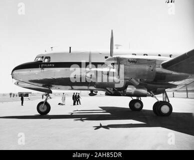 Kenia, der boac Flugzeug mit Prinzessin Elizabeth und der Herzog von Edinburgh kommt an Eastleigh Airport in Nairobi. Es gibt Soldaten im Hintergrund, Februar 1952. 2001/090/1/4/1/10. Stockfoto