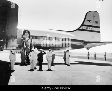 Kenia, Prinzessin Elizabeth und der Herzog von Edinburgh, geht die Schritte einer BOAC Flugzeuge in Eastleigh Airport, Nairobi. Der Gouverneur von Kenia grüßt die Royal Party, von uniformierten Soldaten und Polizisten umgeben, Februar 1952. 2001/090/1/4/1/11. Stockfoto