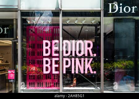 Dior Store Fenster in der Omotesando Hills Shopping Complex, Tokio. Die "Dior. Rosa' für die Dior Addict Stellar Shine Lippenstift Logo der Kampagne. Stockfoto