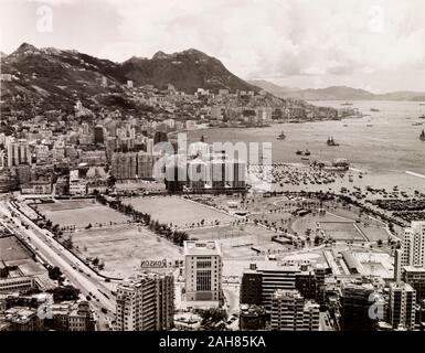 Hong Kong, Blick über den Victoria Park auf der Insel Hong Kong, am Ufer des Victoria Harbour in der Causeway Bay. Die ursprünglichen Manuskript Bildunterschrift: Victoria Park ist der größte öffentliche Park auf der Insel. In der Causeway Bay gelegen bietet es Einrichtungen für Sport, darunter ein Schwimmbad, Tennisplätze und Fußballplatz, 1963. 2005/010/1/11/3. Stockfoto