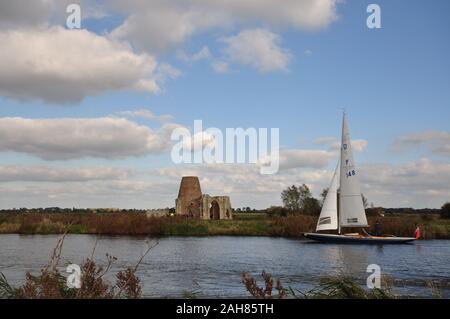 St Benet's Abbey auf dem Fluss Bure, in der Nähe von Ludham, Norfolk, Großbritannien Stockfoto