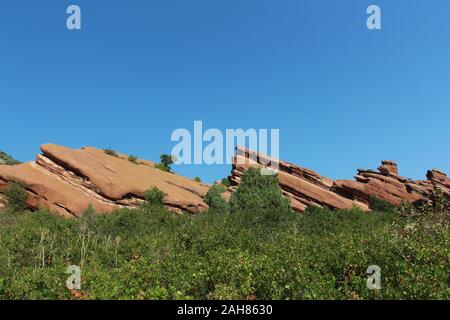 Zwei große rote Sandsteinformationen, genannt der Titanic, die den Eisberg, ragt aus dem Boden auf der Trading Post Trail, Red Rocks Park, Colorado, Stockfoto