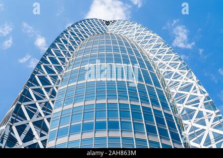 Den Mode Gakuen Cocoon Tower, oft als die riesigen Kokon in Shinjuku, Tokyo. Ansicht direkt auf die Struktur vor blauem Himmel. Stockfoto