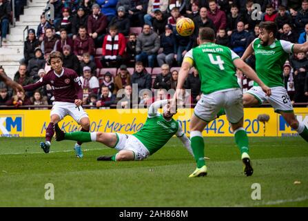 Edinburgh, Großbritannien. 26 Dez, 2019. Bild zeigt: Ryotaro Meshino schießt für Ziel Herzen' als Herzen gehen unten 0-2 zu Hibernian in der Ladbrokes schottischen Premiereship, Edinburgh Boxing Day Derby an tynecastle Park, Edinburgh. Credit: Ian Jacobs/Alamy leben Nachrichten Stockfoto