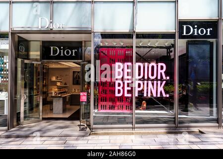 Dior Schaufenster und Eingang an der Omotesando Hills Shopping Mall, Tokio. Die "Dior. Rosa' für die Dior Addict Stellar Shine Lippenstift Kampagne. Stockfoto