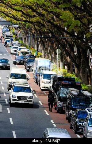 Ansicht von oben entlang der von Bäumen gesäumten Omotesando Avenue im Frühling. Zwei Linien sowohl mit der Aufschrift "50", die mit dem Auto im dritten roten Parkstreifen. Stockfoto