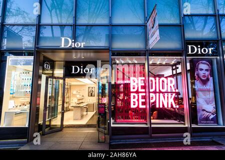 Dior Schaufenster und Eingang an der Omotesando Hills Mall, Tokio. Die "Dior. Rosa' für die Dior Addict Stellar Shine Lippenstift Kampagne. Nacht. Stockfoto