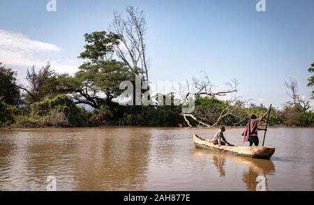 Maipo, Tansania, 6. Juni 2019: Männer, die auf einem gegraben aus dem Boot rived Stockfoto