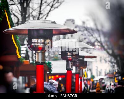 Reihe von Heizstrahlern mit Propan Gas Heizstrahler auf der Straße im Winter Tag Stockfoto