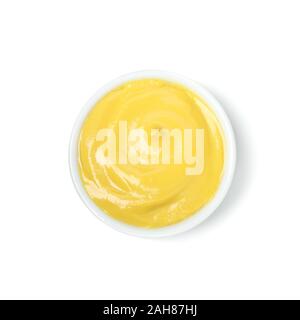 Lecker gelbe Soße in Schüssel auf weißem Hintergrund Stockfoto