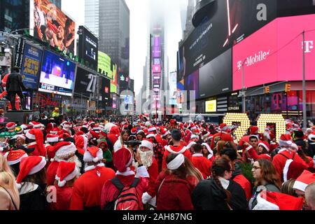 Hunderte Menschen beteiligen sich an SantaCon NY, eine jährliche Pub Crawl, in der die Menschen in Santa Claus Kostüm oder wie andere Weihnachten Zeichen pa gekleidet Stockfoto