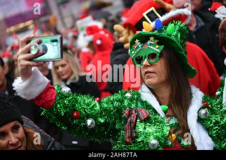 Hunderte Menschen beteiligen sich an SantaCon NY, eine jährliche Pub Crawl, in der die Menschen in Santa Claus Kostüm oder wie andere Weihnachten Zeichen pa gekleidet Stockfoto