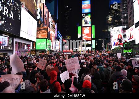 Die New York City Koalition zu entheben und entfernen Sie melden Sie nationalen Demonstrationen ein Ende zu Donald Trump Präsidentschaft am 17. Dezember 2019 in T Nachfrage Stockfoto