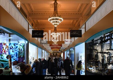 Eine allgemeine Ansicht der Grand Central Urlaubsmesse in Vanderbilt Hall am Grand Central Terminal. Stockfoto