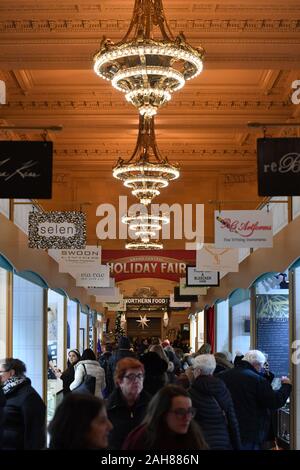 Eine allgemeine Ansicht der Grand Central Urlaubsmesse in Vanderbilt Hall am Grand Central Terminal. Stockfoto