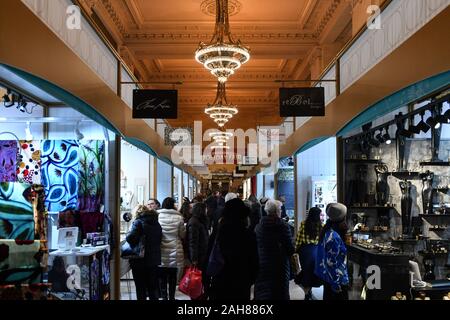 Eine allgemeine Ansicht der Grand Central Urlaubsmesse in Vanderbilt Hall am Grand Central Terminal. Stockfoto