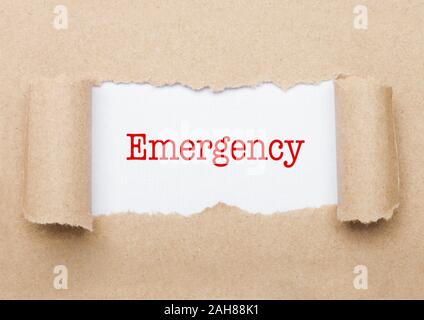Notfallkonzept Text hinter zerrissen braunes Papier Umschlag angezeigt Stockfoto