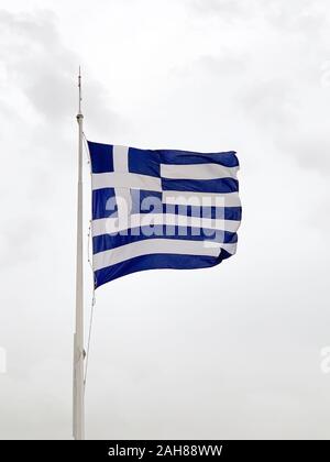 Winkende Nationalflagge von Griechenland. Auch als Himmel blau und weiß. Stück Stoff und ein Banner, so patriotisch Land Symbol verwendet. Stockfoto