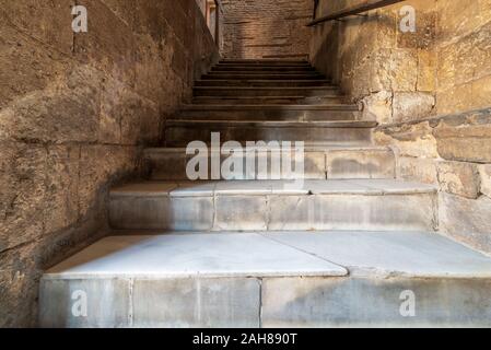 Tag schoss der alten schmalen Steintreppe endet mit Ziegel Wand Stockfoto