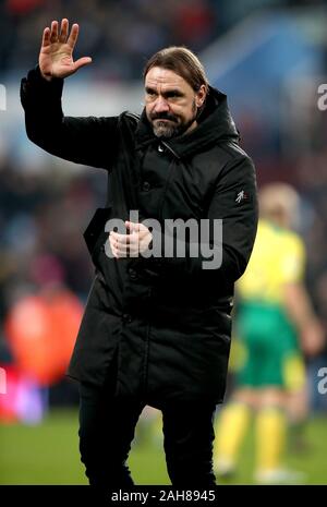 Norwich City Manager Daniel Farke erkennt an, dass die Fans nach dem letzten während der Premier League Match in der Villa Park, Birmingham Pfeifen. Stockfoto