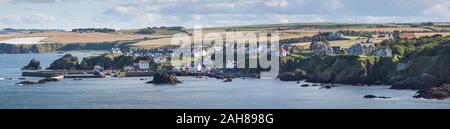 Panoramablick auf St. Abbs Dorf und Hafen auf der Berwickshire Küste im Süden Osten Schottland an einem schönen Sommertag. Stockfoto