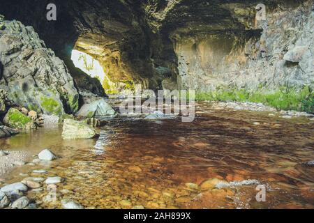 Oparara River fließt durch Oparara Basin Arch, Südinsel, Neuseeland Stockfoto