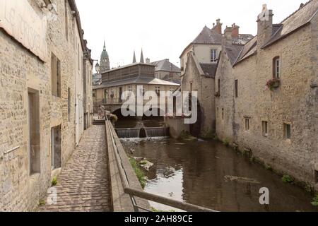 Bayeux, Frankreich - 14 August 2016: Wassermühle und Aure des Flusses in der Altstadt von Bayeux Calvados in der Normandie, Frankreich Stockfoto