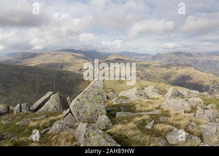 Ausblick auf den Langdale Pikes aus nahe dem Gipfel des Wetherlam in den Bergen des Lake District, Cumbria im frühen Herbst. Stockfoto