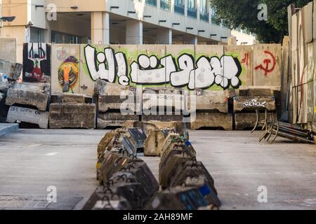 Graffiti, die sagt: "Beirut ist Unsere' auf eine Barrikade während der Proteste 2019 Libanon, Beirut, Libanon geschrieben Stockfoto