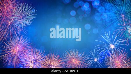 Zusammenfassung Hintergrund mit Feuerwerk. Hintergrund der Tag der neuen Jahre Feier Viele bunte Stockfoto
