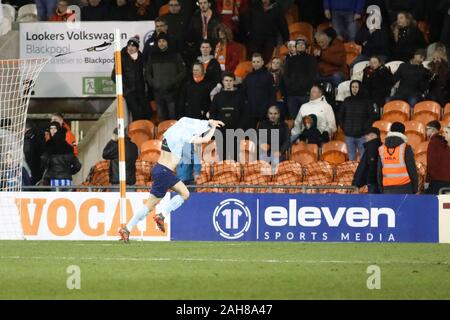 Blackpool, Vereinigtes Königreich. 26. Dez 2019. BLACKPOOL, ENGLAND - 26. Dezember Sean McConville von Accrington Stanley feiert nach seinem Seiten erstes Ziel zählen während der Himmel Wette Liga 1 Übereinstimmung zwischen Blackpool und Accrington Stanley an der Bloomfield Road, Blackpool am Donnerstag, den 26. Dezember 2019. (Credit: Tim Markland | MI Nachrichten) das Fotografieren dürfen nur für Zeitung und/oder Zeitschrift redaktionelle Zwecke verwendet werden, eine Lizenz für die gewerbliche Nutzung Kreditkarte erforderlich: MI Nachrichten & Sport/Alamy leben Nachrichten Stockfoto