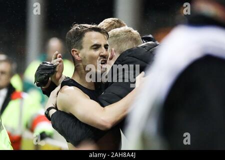 Blackpool, Vereinigtes Königreich. 26. Dez 2019. BLACKPOOL, ENGLAND - 26. Dezember Sean McConville von Accrington Stanley feiert mit den Fans nach seinem Seiten erstes Ziel zählen während der Himmel Wette Liga 1 Übereinstimmung zwischen Blackpool und Accrington Stanley an der Bloomfield Road, Blackpool am Donnerstag, den 26. Dezember 2019. (Credit: Tim Markland | MI Nachrichten) das Fotografieren dürfen nur für Zeitung und/oder Zeitschrift redaktionelle Zwecke verwendet werden, eine Lizenz für die gewerbliche Nutzung Kreditkarte erforderlich: MI Nachrichten & Sport/Alamy leben Nachrichten Stockfoto