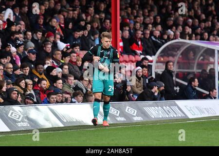 London, Großbritannien. 26 Dez, 2019. Jake Bidwell von Swansea City in Aktion während der Sky Bet Championship Match zwischen Brentford und Swansea City bei Griffin Park, London am Donnerstag, den 26. Dezember 2019. (Credit: Ivan Jordanov | MI Nachrichten) das Fotografieren dürfen nur für Zeitung und/oder Zeitschrift redaktionelle Zwecke verwendet werden, eine Lizenz für die gewerbliche Nutzung Kreditkarte erforderlich: MI Nachrichten & Sport/Alamy leben Nachrichten Stockfoto