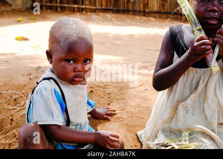 Zwei afrikanische Kinder essen mandioca mit ihren eigenen Händen. Stockfoto