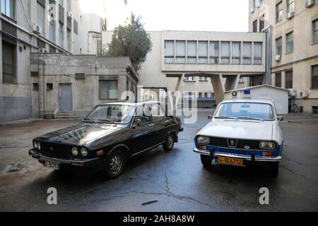 Bukarest, Rumänien - Dezember 22, 2019: rumänische Dacia Pkw, einen Schwarzen von der ehemaligen kommunistischen Securitate verwendet und eines von der ehemaligen Milizen (pol verwendet Stockfoto