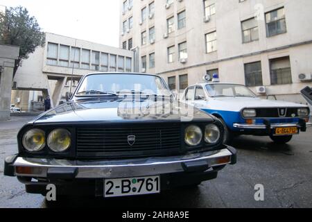 Bukarest, Rumänien - Dezember 22, 2019: rumänische Dacia Pkw, einen Schwarzen von der ehemaligen kommunistischen Securitate verwendet und eines von der ehemaligen Milizen (pol verwendet Stockfoto