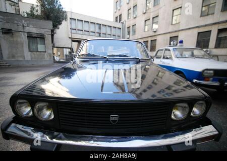 Bukarest, Rumänien - Dezember 22, 2019: rumänische Dacia Pkw, einen Schwarzen von der ehemaligen kommunistischen Securitate verwendet und eines von der ehemaligen Milizen (pol verwendet Stockfoto