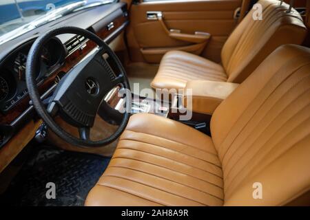 Bukarest, Rumänien - Dezember 22, 2019: in einem Mercedes 450 Sel von 1978. Stockfoto