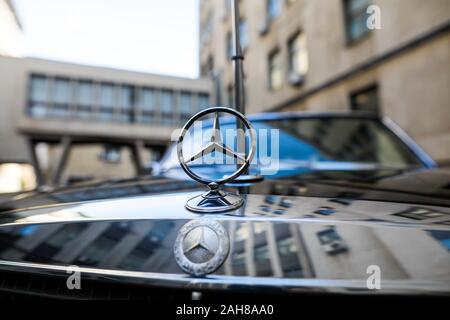 Bukarest, Rumänien - Dezember 22, 2019: Mercedes Logo auf einem Mercedes 450 Sel von 1978. Stockfoto