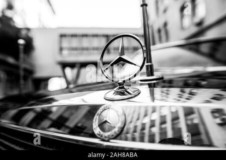 Bukarest, Rumänien - Dezember 22, 2019: Mercedes Logo auf einem Mercedes 450 Sel von 1978. Stockfoto