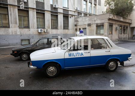 Bukarest, Rumänien - Dezember 22, 2019: rumänische Dacia Pkw, einen Schwarzen von der ehemaligen kommunistischen Securitate verwendet und eines von der ehemaligen Milizen (pol verwendet Stockfoto