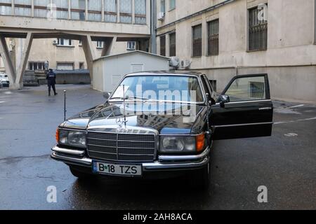 Bukarest, Rumänien - Dezember 22, 2019: ein Mercedes 450 Sel von 1978, die von der ehemaligen rumänischen kommunistischen Führer Nicolae Ceausescu gehörte. Stockfoto