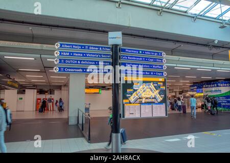 Hinweisschilder an der Shopping Mall am Flughafen Schiphol Niederlande 2019 Stockfoto