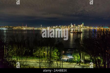 Ein Blick auf die Skyline von Seattle bei Nacht. Stockfoto