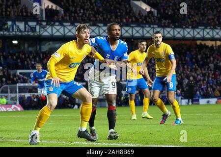 Glasgow, UK. 26. Dezember 2019. Rangers FC spielte ihre Boxing Day Liga Match gegen Kilmarnock FC an ihrem Haus Boden, Ibrox Stadium, Govan Glasgow. Obwohl die Rangers nur eines Ihrer letzten 5 Liga Treffen mit Kilmarnock an Ibrox, einem 1 - 0 Sieg im Mai 2018 gewonnen haben, in der sie aufgezeichnet 5 - 0 Heimsieg über Kilmarnock im Scottish Cup im Februar 2019 das Spiel mit einem 1 - 0 fertig Gewinnen für Förster und das Ziel wurde von Alfredo Morelos, auf gebracht als Ersatz in der zweiten Hälfte gezählt. . Credit: Findlay/Alamy Nachrichten Stockfoto