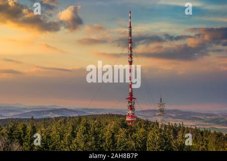Fernmeldeturm, Antenne und Satellitenschüssel über Sumava Wald. Stockfoto
