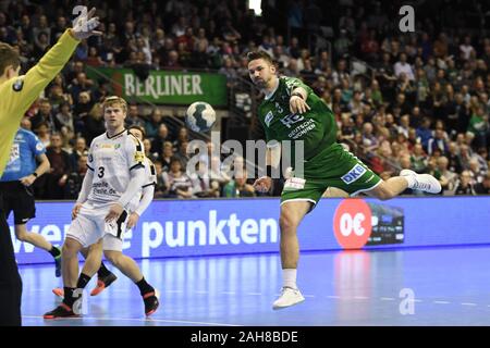 Berlin, Deutschland. 26 Dez, 2019. Handball: Bundesliga, Füchse Berlin - SC DHfK Leipzig, 14.Spieltag, Max-Schmeling-Halle. Fox Spieler Fabian Umfangreiches auf das Ziel werfen. Quelle: Jörg Carstensen/dpa/Alamy leben Nachrichten Stockfoto